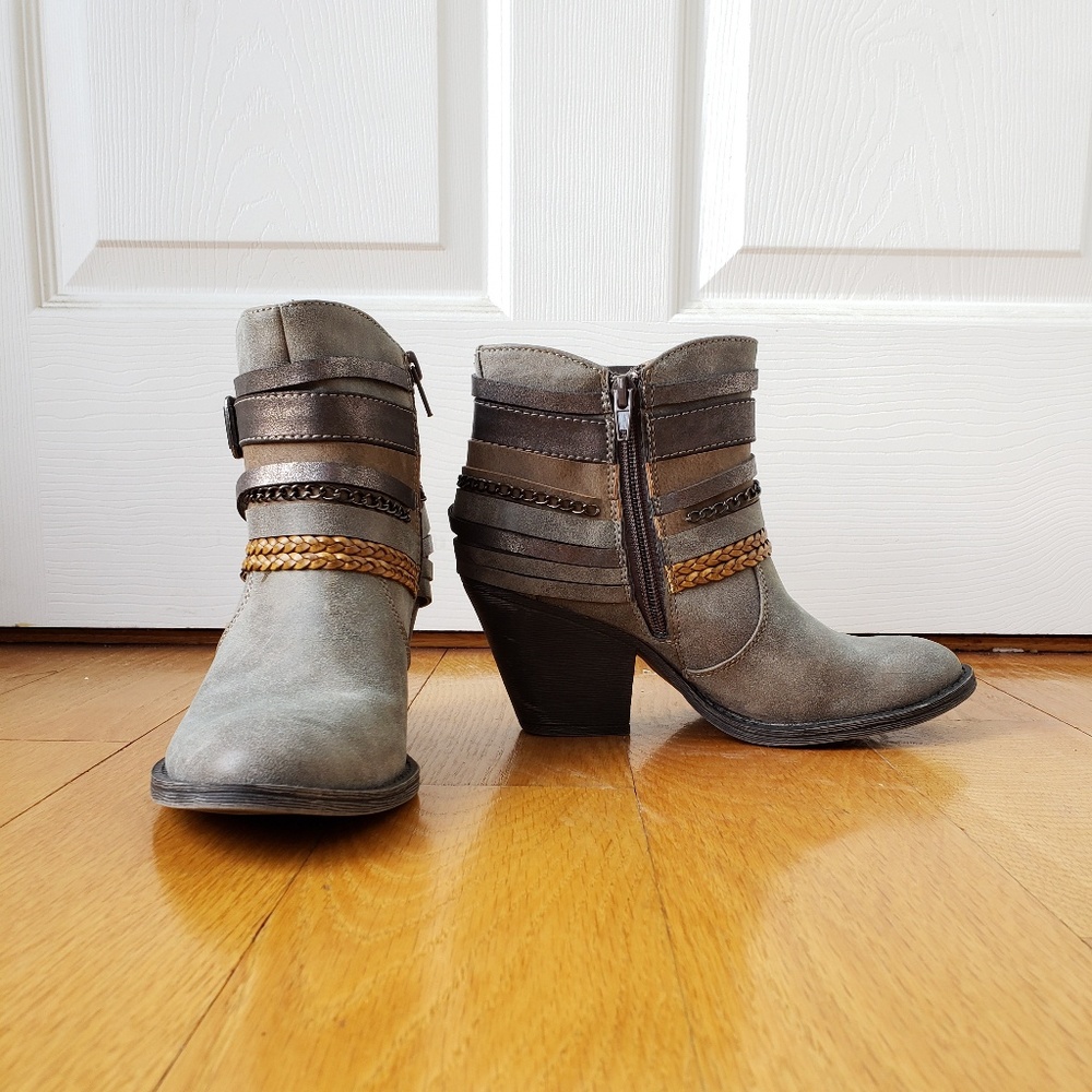 Ankle boots. Cowboy style. Size 7.